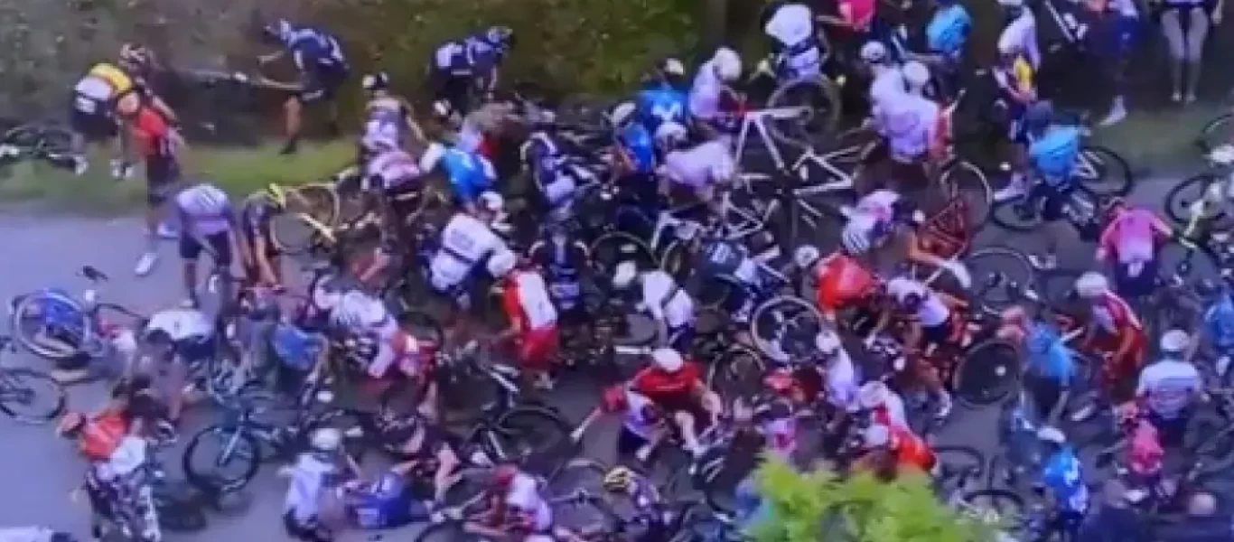 Tour de France: Απίστευτη «καραμπόλα» εξαιτίας θεατή που πόζαρε στις κάμερες (βίντεο)